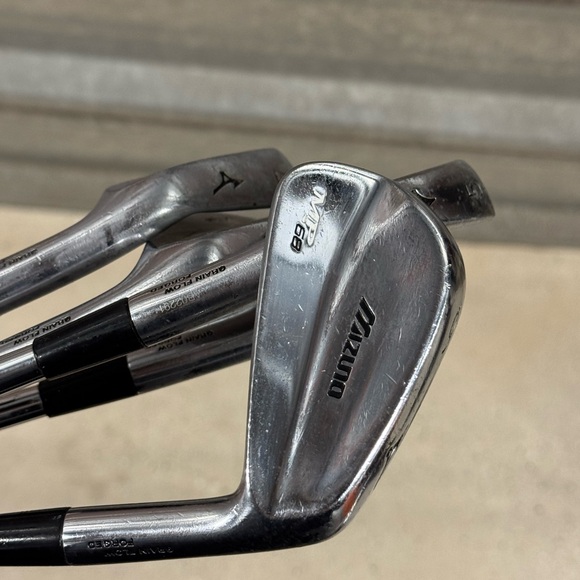 Mizuno Silver and Black Golf Clubs Set - Picture 3 of 5
